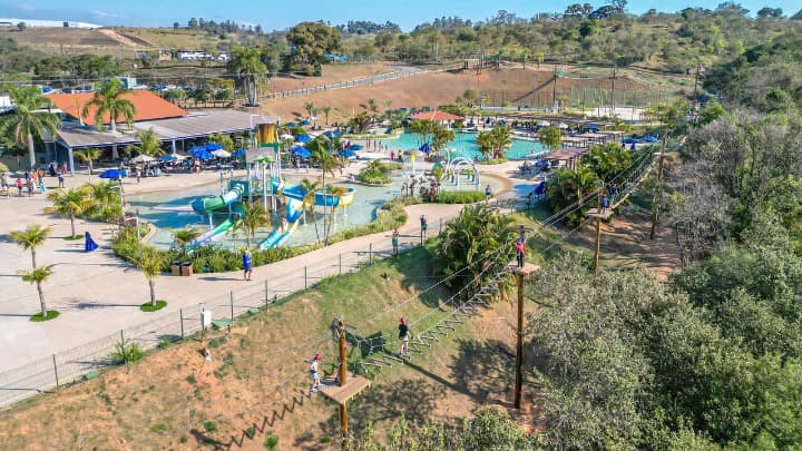 Vista aérea do parque aquático e do circuito de arvorismo do Cyan Resort, em Itupeva